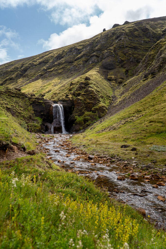 Widok na wodospad Helgufoss