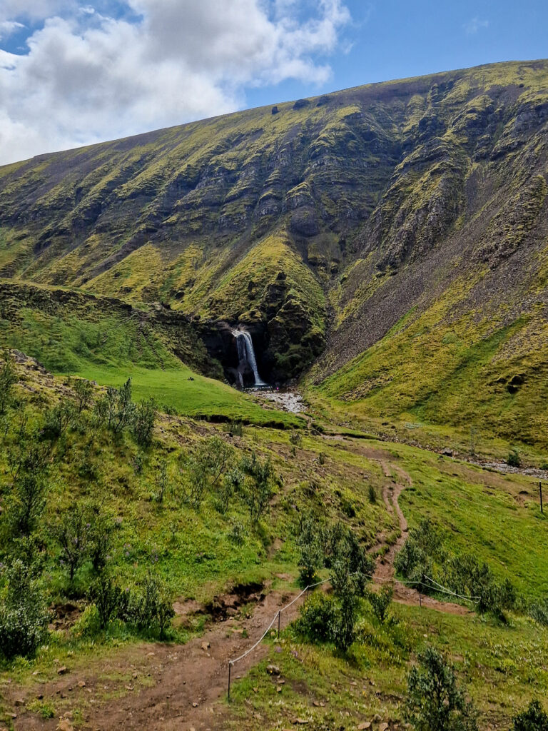 Górzysty krajobraz w okolicy Helgufoss i ścieżka do wodospadu